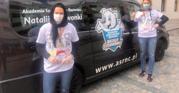 Łyżwiarki szybkie pomagają seniorom podczas pandemii koronawirusa
