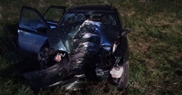 Stracił panowanie nad pojazdem i uderzył w słup energetyczny – trzy osoby trafiły do szpitala