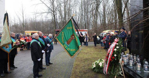 W 18. rocznicę katastrofy hali MTK kwiaty i znicze pod pomnikiem ofiar