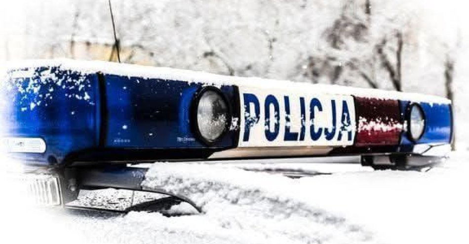 zdjęcie: Policjanci uratowali mężczyznę przed wychłodzeniem / fot. KPP w Tomaszowie Mazowieckim