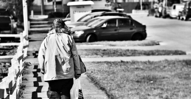 Zrzucił ojca ze schodów i uciekł. Teraz nie może wrócić, bo dzielnicowy wydał mu nakaz opuszczenia mieszkania