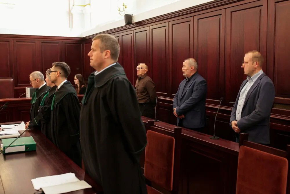 zdjęcie: Wadowice: rozpoczął się proces policjantów w sprawie śmierci 14-latki / Wadowice, 07.09.2026. Oskarżeni (P, 2P, 3P) i adwokat jednego z oskarżonych Maciej Szczerba (4P) w Sądzie Rejonowym w Wadowicach, 7 bm. Rozpoczyna się proces trzech policjantów w sprawie śmierci z wyziębienia 14-letniej Natalii. Policjanci są oskarżeni o niedopełnienie obowiązków służbowych i nieumyślne narażenie życia dziecka. Dziewczynka zmarła jesienią 2023 roku. Została znaleziona w stanie hipotermii w centrum Andrychowa. (sko) PAP/Jarek Praszkiewicz