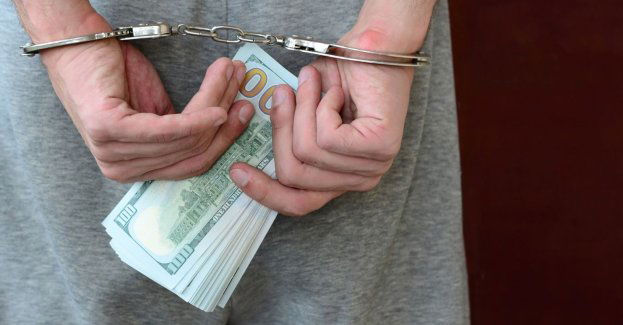 Policja zatrzymała pracowników banków i pośredników wyłudzających kredyty