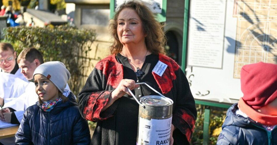 zdjęcie: Wolontariusze i znane osoby zbierają pieniądze na renowację nagrobków na Rakowicach / Kraków, 01.11.2024. Aktorka Anna Dymna (C) podczas kwesty na Cmentarzu Rakowickim w Krakowie, 1 bm. w dniu Wszystkich Świętych. (amb) PAP/Art Service