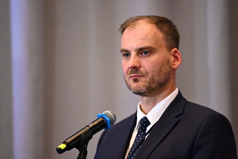 zdjęcie: Rzecznik MSZ o Milinkiewiczu: Żegnamy wybitnego polityka i wielkiego przyjaciela naszego kraju / Sopot, 29.05.2026. Rzecznik prasowy Ministerstwa Spraw Zagranicznych Maciej Wewiór podczas konferencji prasowej w Hotelu Sheraton w Sopocie, 29 bm. Konferencja odbyła się po spotkaniu ministrów spraw zagranicznych Rady Państw Morza Bałtyckiego (RPMB). (sko) PAP/Andrzej Jackowski