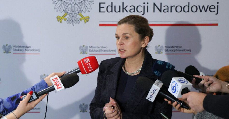zdjęcie: Nowacka: widzimy liczbę konfliktów dotyczących strojów uczniów, muszą być regulacje prawne / Warszawa, 08.01.2026. Minister edukacji Barbara Nowacka podczas wypowiedzi dla mediów przed Galą Olimpijczyków Międzynarodowych, 8 bm. w Warszawie. Podczas wydarzenia minister edukacji wręczyła nagrody uczniom - medalistom zmagań międzynarodowych. (sko) PAP/Paweł Supernak