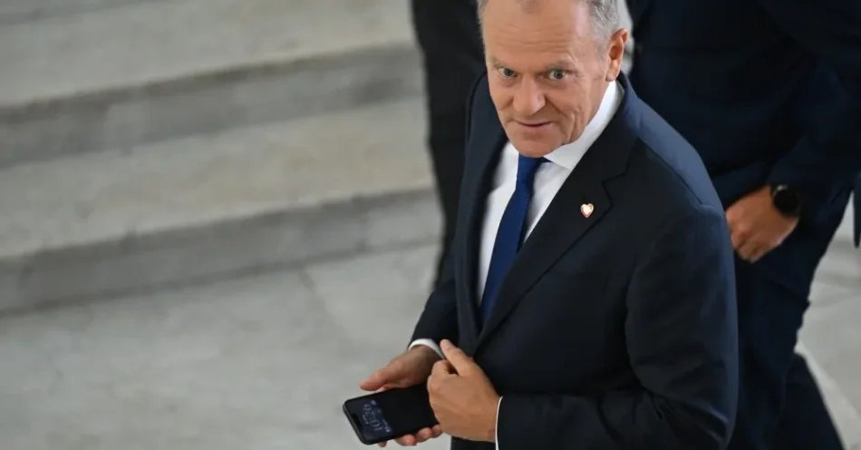 zdjęcie: Politycy gratulują polskim siatkarzom złotego medalu Ligi Narodów / Warszawa, 31.07.2026. Premier Donald Tusk w drodze na salę plenarną Sejmu, 31 bm. Izba zajmie się m.in.: rządowym projektem nowelizacji ustawy o podatku akcyzowym oraz projektem uchwały ws. uczczenia pamięci uczestników Powstania Warszawskiego. (amb) PAP/Radek Pietruszka