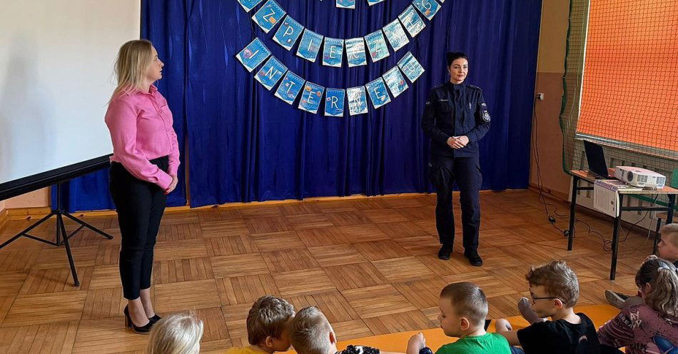 zdjęcie: Policjantka z Lipna mówi o bezpieczeństwie w sieci w Trzebiegoszczu / fot. KPP w Lipnie