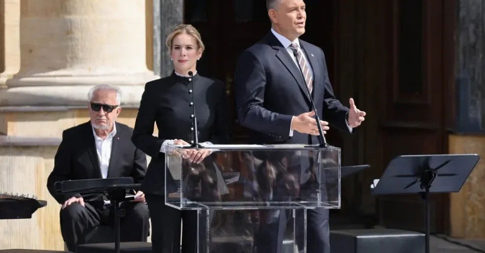 zdjęcie: Prezydent: literatura ma moc przenoszenia polskości przez pokolenia / Warszawa, 05.09.2026. Prezydent Karol Nawrocki (P) i pierwsza dama Marta Nawrocka (2P) podczas Narodowego Czytania „Dziadów” na Skwerze Adama Mickiewicza w Warszawie, 5 bm. Narodowe Czytanie jest coroczną akcją, w której uczestniczyć mogą szkoły, biblioteki, instytucje kultury, instytucje publiczne oraz społeczne, a także osoby prywatne – w Polsce i poza jej granicami. (ad) PAP/Albert Zawada