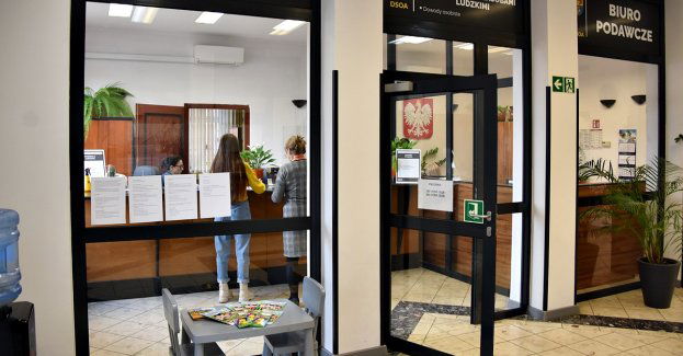 Dzieci kolorują a rodzice załatwiają formalności związane z otrzymaniem nr pesel czy meldunku