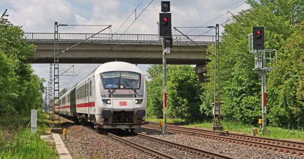 Auto wjechało pod pociąg w Bulowicach; kierowca wyszedł bez szwanku