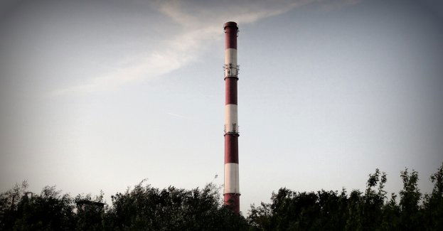 Wiatr przewrócił komin ciepłowni; 47 interwencji straży w regionie