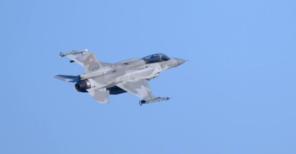 zdjęcie: Dowództwo Operacyjne RSZ: polskie myśliwce przechwyciły rosyjski samolot rozpoznawczy / Poznań, 10.02.2025. W powietrzu polski myśliwiec General Dynamics F-16 Fighting Falcon w 31. Bazie Lotnictwa Taktycznego w Poznaniu, 10 bm. Dzisiaj wicepremier, minister obrony narodowej RP Władysław Kosiniak-Kamysz podejmuje w jednostce goszczącego w naszym kraju szefa MON Norwegii Tore Sandvika. (jk/dw) PAP/Jakub Kaczmarczyk