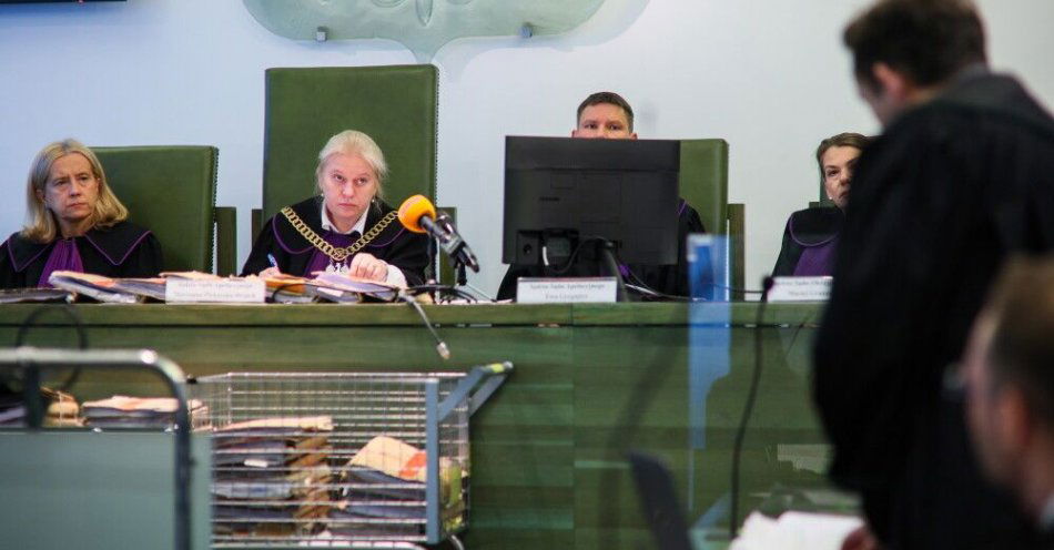 zdjęcie: Sąd apelacyjny utrzymał w mocy dożywocie dla Doriana S. za gwałt i zabójstwo 25-latki w centrum Warszawy / Warszawa, 28.10.2025. Sędzia Marzanna Piekarska-Drążek (2L) i sędzia Ewa Leszczyńska-Furtak (L) podczas rozprawy apelacyjnej ws. Doriana S., 28 bm. w Sądzie Apelacyjnym w Warszawie. W styczniu tego roku Sąd Okręgowy w Warszawie skazał Doriana S. na dożywocie w systemie terapeutycznym, za gwałt i morderstwo Lizy, 25-letniej obywatelki Białorusi. Zbrodni dokonał w centrum stolicy pod koniec lutego ub.r. Rusza proces apelacyjny. Obrońca mówi o niepoczytalności Doriana S. (mr) PAP/Leszek Szymański