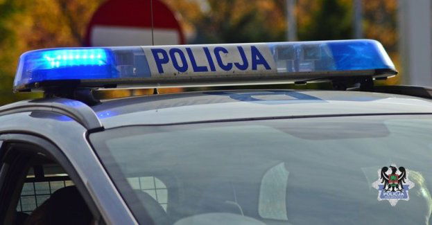 Pamiętajmy, że mamy obowiązek ułatwić przejazd pojazdu uprzywilejowanego, a także stosować się poleceń wydawanych przez policjantów podczas wypadku dr