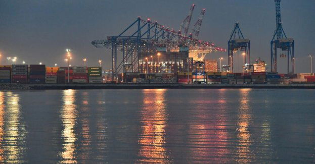 Statek z czterema suwnicami Zhen Hua 36 dopłynął do Baltic Hub