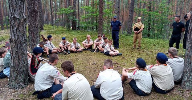Harcerze pod czujnym okiem policjantów i strażaków