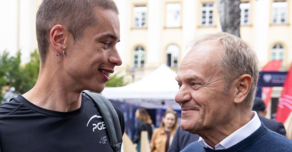 zdjęcie: Bohater igrzysk w Mediolanie bawił się z dziećmi w Kancelarii Premiera. W poniedziałek zakończy się licytacja medalu Władymira Semirunnija / fot. Tomasz Jastrzębowski