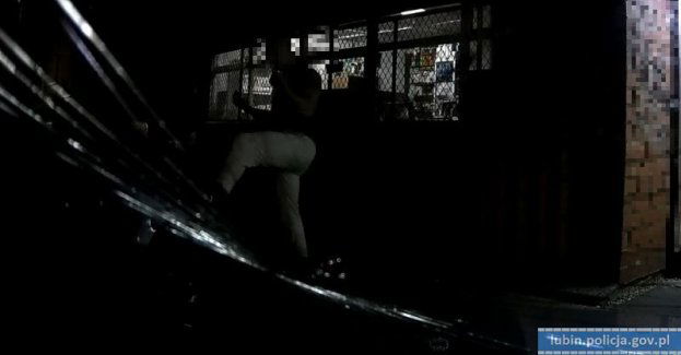 Kopał i skakał po samochodach. Został zatrzymany przez policjantów