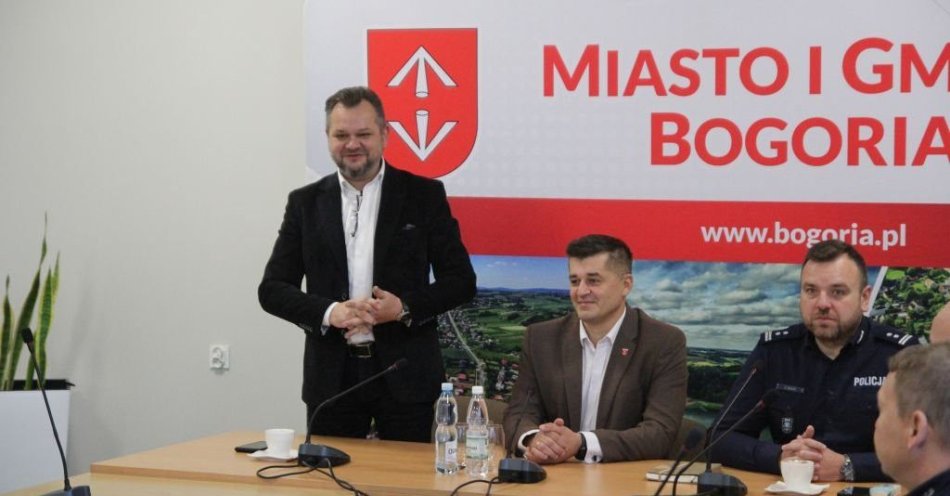 zdjęcie: Mieszkańcy Bogorii oceniają odtworzony posterunek policji / fot. KPP Staszów Debata społeczna w Bogorii