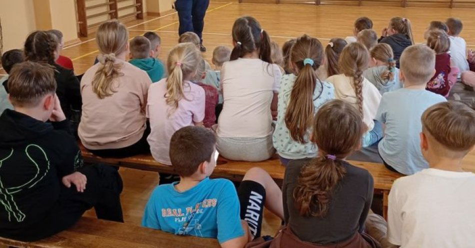 zdjęcie: Dzielnicowy uczy najmłodszych bezpiecznych zachowań przed świętami / fot. KPP w Lipsku