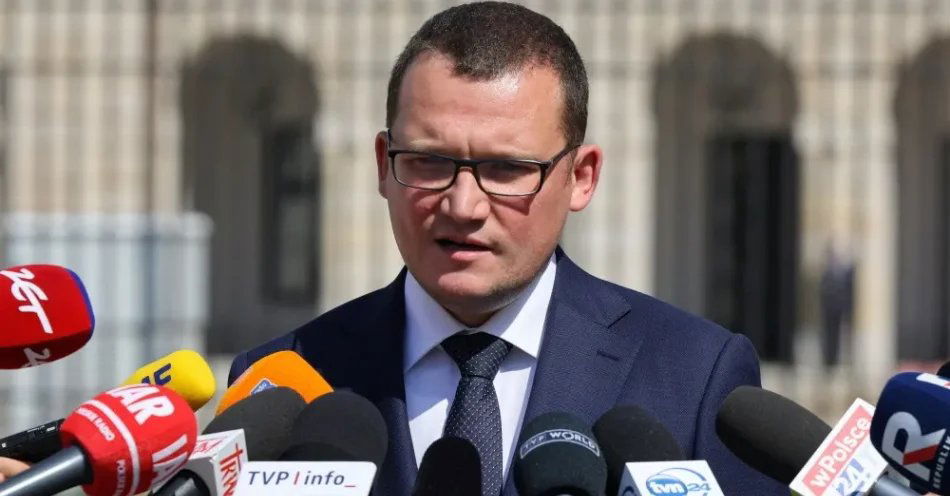 zdjęcie: Szefernaker: realizacja CPK to „festiwal minimalizmu” / Warszawa, 14.08.2025. Szef gabinetu prezydenta RP Paweł Szefernaker podczas konferencji prasowej przed Pałacem Prezydenckim w Warszawie, po spotkaniu prezydenta Karola Nawrockiego z premierem Donaldem Tuskiem, 14 bm. (mr) PAP/Paweł Supernak