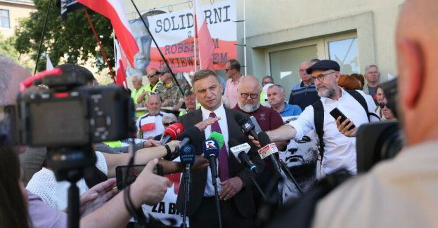 Robert Bąkiewicz usłyszał zarzut znieważenia funkcjonariuszy SG i ŻW