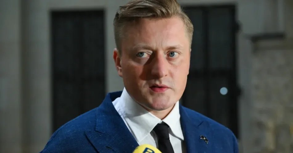 zdjęcie: Obrońca M. Romanowskiego potwierdził nadanie spoza UE wniosku o list żelazny; sąd: pismo nadano z Naddniestrza / Warszawa, 01.07.2026. Obrońca mec. Bartosz Lewandowski rozmawia z mediami przed siedzibą Sądu Okręgowego w Warszawie, 1 bm. Sąd odrzucił zażalenie obrony i utrzymał w mocy decyzję o zastosowaniu tymczasowego aresztu wobec byłego ministra sprawiedliwości Zbigniewa Ziobry. Tym samym uprawomocniła się lutowa decyzja Sądu Rejonowego dla Warszawy-Mokotowa o zastosowaniu tymczasowego aresztu wobec Ziobry, podejrzanego w śledztwie dotyczącym Funduszu Sprawiedliwości. (jm) PAP/Radek Pietruszka