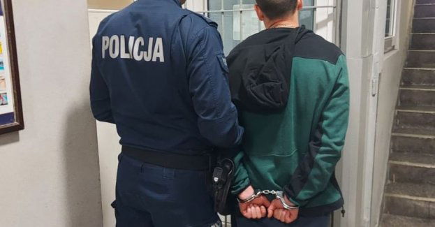 Pijany uderzył w dwa zaparkowane na poboczu auta