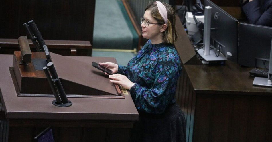 zdjęcie: Partia Razem skreśliła posłankę Paulinę Matysiak z listy członków / Warszawa, 24.04.2025. Posłanka Razem Paulina Matysiak na sali obrad Sejmu w Warszawie, 24 bm. W drugim dniu posiedzenia Sejm zajmie się m.in. projektem nowelizacji ustawy powodziowej. (ad) PAP/Tomasz Gzell