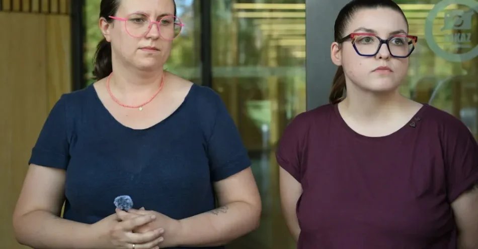 zdjęcie: Lublin: urząd wydał kobietom transkrypcję ślubu, ale nie zmienił ich stanu cywilnego / Lublin, 05.08.2026. Alicja Sienkiewicz-Prochowicz (P) i Jolanta Sienkiewicz-Prochowicz (L) podczas konferencji prasowej przed wejściem do Urzędu Stanu Cywilnego w Lublinie, 5 bm. Konferencja dotyczyła transkrypcji aktu małżeństwa. (sko) PAP/Wojtek Jargiło