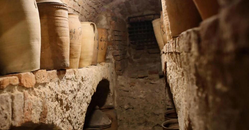 zdjęcie: Częstochowa: jasnogórska krypta od soboty otwarta przez miesiąc / Częstochowa, 02.11.2019. Otwarta dla zwiedzających krypta w podziemiach Kaplicy Matki Bożej, 2 bm. Do końca listopada, odwiedzający jasnogórskie sanktuarium mogą zwiedzać XVII-w. kryptę, gdzie przez kilka wieków chowano paulińskich mnichów. Miejsce na co dzień jest niedostępne dla pielgrzymów i turystów. Listopad to jedyny w roku miesiąc, kiedy można zwiedzić to jedno z najstarszych miejsc w sanktuarium. (wd/awol) PAP/Waldemar Deska