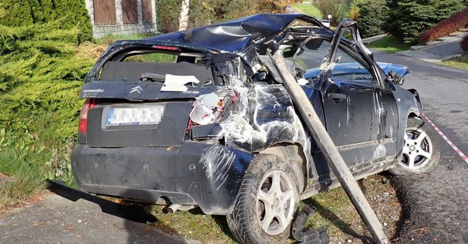 zdjęcie: Dachowanie w Koźmicach Małych: pijany kierowca uciekł z miejsca / fot. KMP w Wieliczce