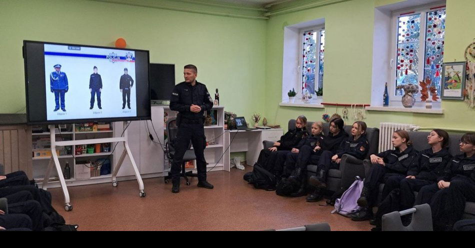 zdjęcie: Klasa policyjna uczy się poszanowania munduru / fot. KPP Aleksandrów