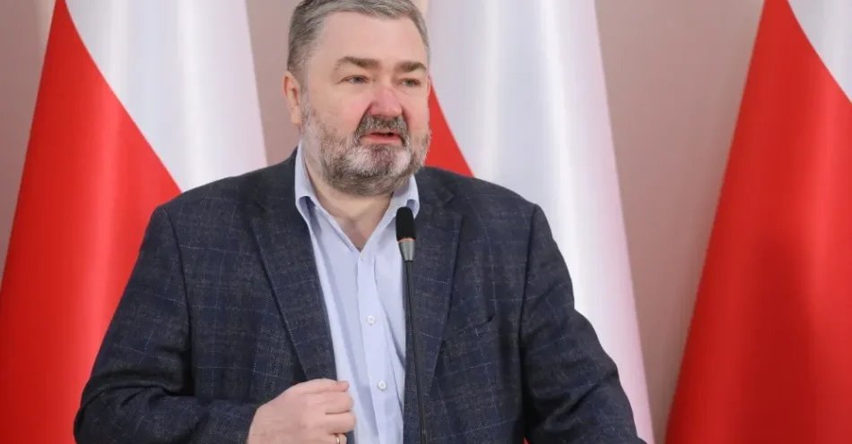 zdjęcie: Karski: cztery osoby, które nie złożyły oświadczenia, chcą być „do końca życia i jeden dzień dłużej” w PiS / Warszawa, 27.01.2021. Europoseł Karol Karski podczas konferencji prasowej w siedzibie Ministerstwa Infrastruktury w Warszawie, 27 bm. Konferencja dotyczyła podpisania porozumienia o współpracy z gminą Mrągowo, w związku z planowaną inwestycją na linii kolejowej nr 223 na odcinku Orzysz - Mrągowo. (sko) PAP/Paweł Supernak