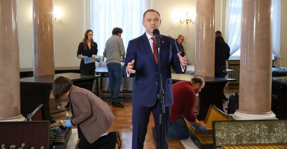 zdjęcie: Prezydent: z całą pewnością Pałac Prezydencki to nie jest miejsce, w którym nadal powinien stać Okrągły Stół / Warszawa, 18.12.2025. Prezydent RP Karol Nawrocki przemawia podczas demontażu Okrągłego Stołu w Pałacu Prezydenckim w Warszawie, 18 bm. (jm) PAP/Albert Zawada