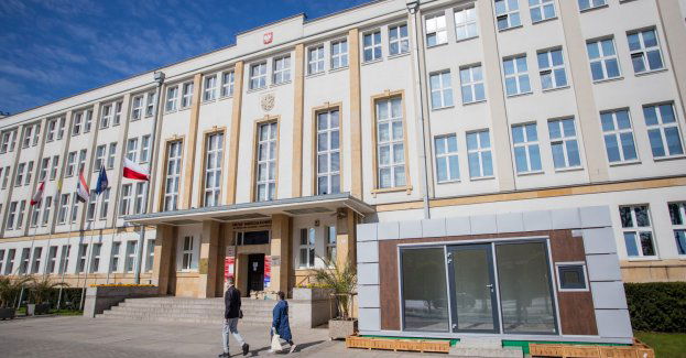 Mobilny punkt podawczy przed Urzędem Marszałkowskim