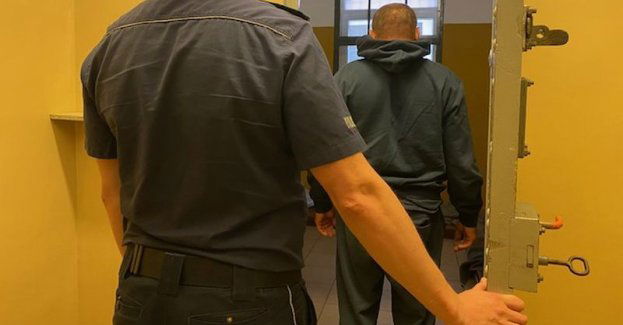 Policjanci zabezpieczyli broń i narkotyki, zatrzymali dwóch mężczyzn