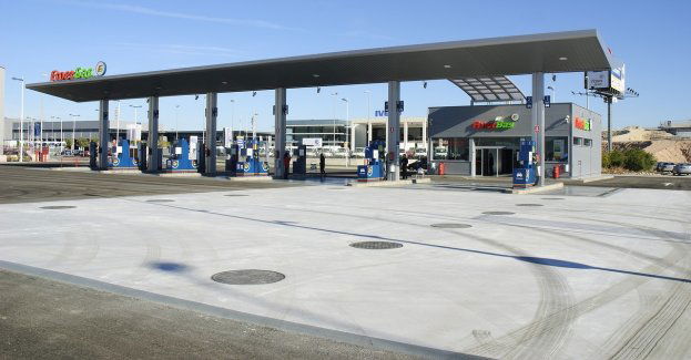 Kierowca zasłabł i wjechał w stację benzynową