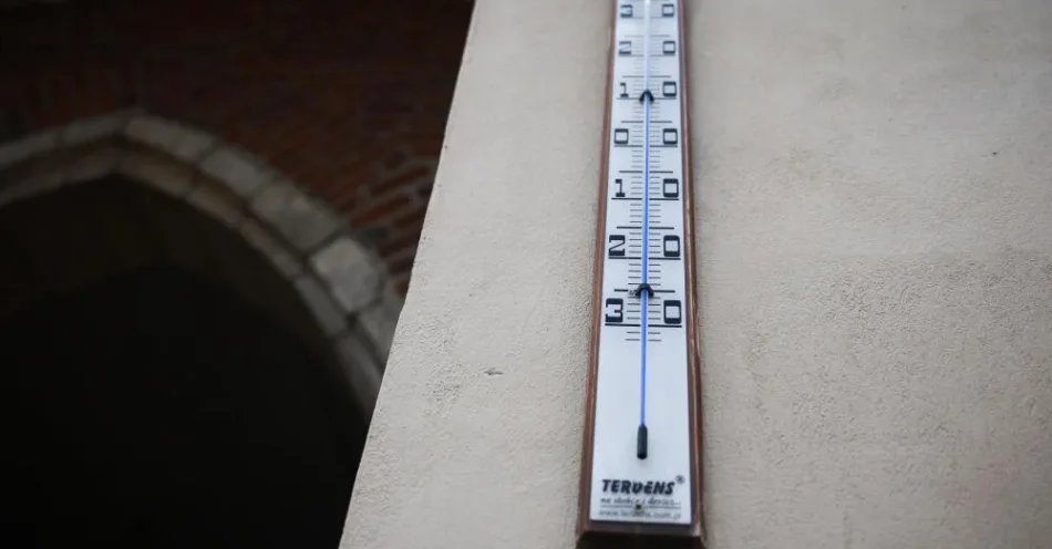 zdjęcie: RCB ostrzega przed ryzykiem zatrucia czadem w związku z upałem / Kraków, 26.06.2026. Termometr na Rynku Głównym w upalny dzień w Krakowie, 26 bm. Nad Polskę przemieszcza się fala wysokich temperatur. Instytut Meteorologii i Gospodarki Wodnej wydał dla większej części kraju ostrzeżenia przed temperaturami, które mogą znacznie przekroczyć 30 stopni Celsjusza. (doro) PAP/Łukasz Gągulski