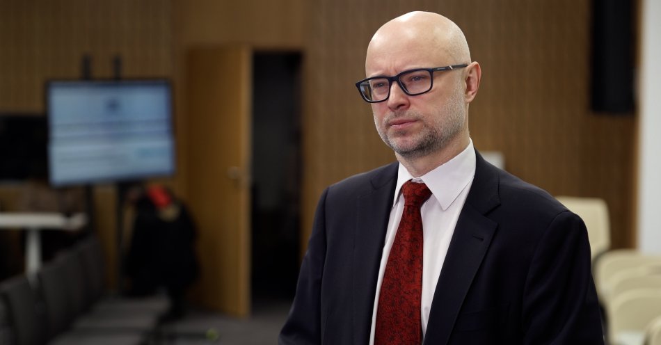 zdjęcie: Zmniejszenie ekspozycji alkoholu na półkach może ograniczyć impulsywne zakupy. Branża paliwowa z nowym pomysłem sprzedaży bezwitrynowej / fot. Newseria - dr Leszek Wiwała, prezes, dyrektor generalny Polskiej Organizacji Przemysłu i Handlu Naftowego