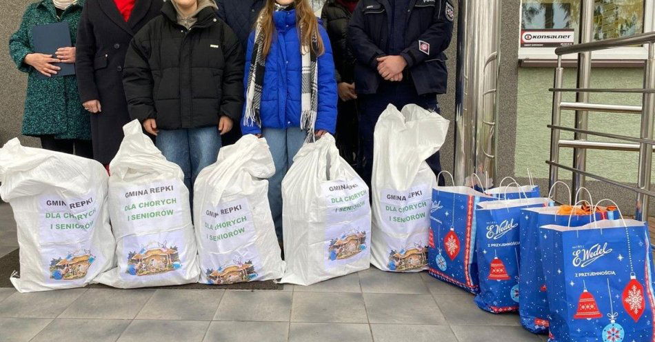 zdjęcie: Dzielnicowy z Repek odwiedził chorych i samotnych seniorów / fot. KPP w Sokołowie Małopolskim