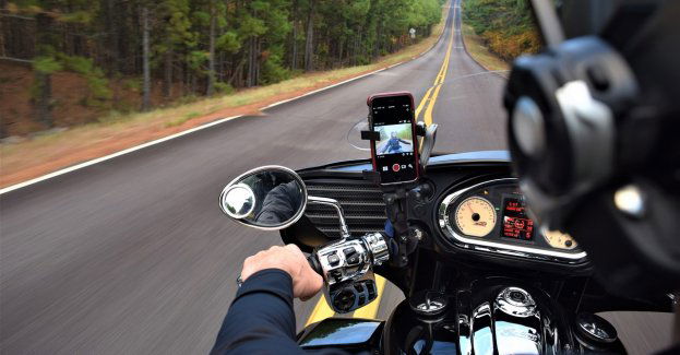 Motocyklistka zignorowała przepisy drogowe i wjechała pod samochód!