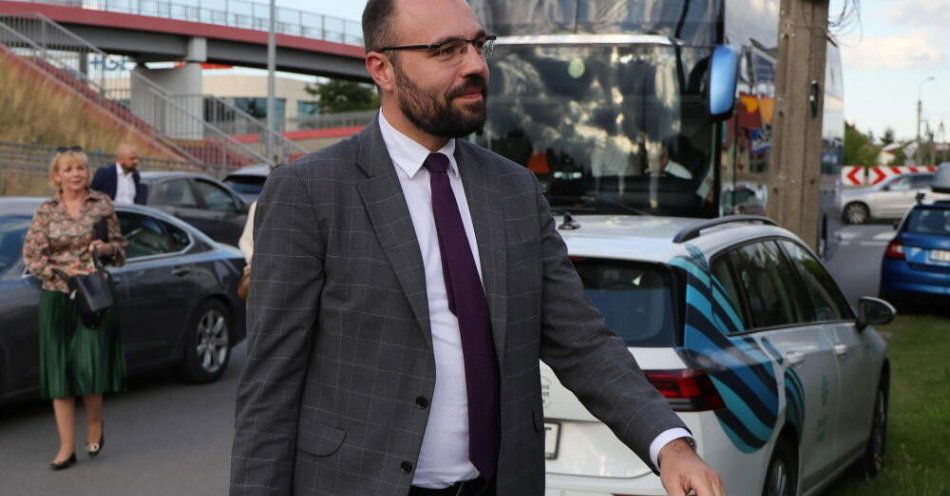 zdjęcie: Szczucki: moje zawieszenie w PiS przez kontakty z Żurkiem? Niech „koledzy” zajmą się czymś wiarygodnym / Sękocin Stary, 22.07.2025. Poseł PiS Krzysztof Szczucki przed hotelem Groman w Sękocinie Starym, 22 bm. przed spotkaniem prezydenta elekta Karola Nawrockiego z klubem parlamentarnym Prawa i Sprawiedliwości. (ps/dw) PAP/Paweł Supernak