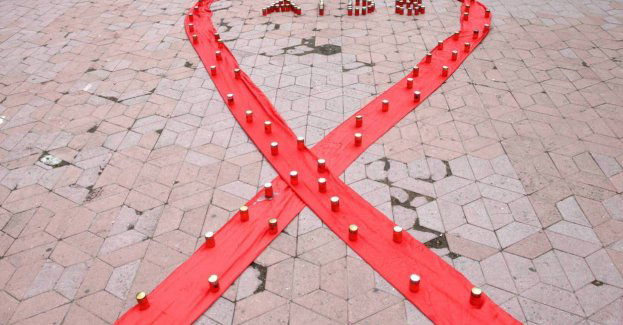 Zakażenia HIV dotyczą dziś głównie ludzi w "białych kołnierzykach", artystów i celebrytów, a nie narkomanów