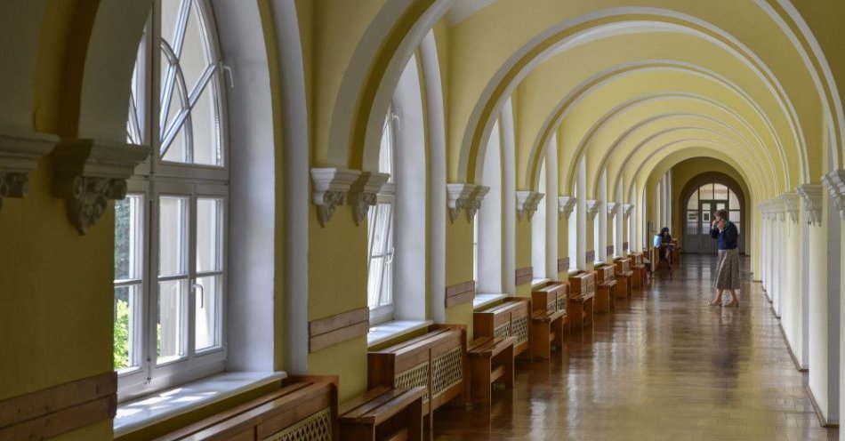 zdjęcie: Katolicki Uniwersytet Lubelski zawiesił 19-letniego Mateusza W., studenta pierwszego roku prawa / Lublin, 16.06.2021. Budynek Katolickiego Uniwersytetu Lubelskiego, 16 bm. w Lublinie. Na uczelni odbyła się uroczystość wręczenia ambasadorowi Peru medalu Jubileuszowego 100-lecia KUL w sali Senatu KUL w Lublinie, 16 bm. (kf) PAP/Wojtek Jargiło