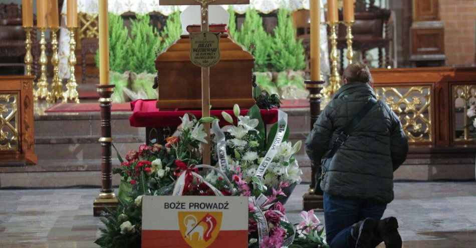 zdjęcie: Bp Julian Wojtkowski został pochowany w Bazylice św. Jakuba w Olsztynie / Olsztyn, 07.02.2026. Pogrzeb biskupa seniora archidiecezji warmińskiej Juliana Wojtkowskiego, 7 bm. w Bazylice Współkatedralnej św. Jakuba Apostoła w Olsztynie. Biskup Julian Wojtkowski zmarł 4 bm. w wieku 99 lat. (mr) PAP/Tomasz Waszczuk