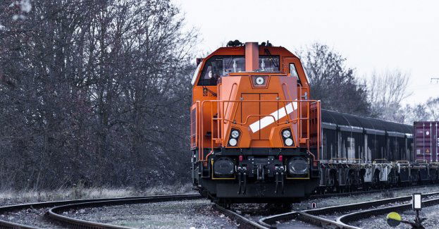 Policjanci ściągnęli z torów 75-latka tuż przed przejazdem pociągu