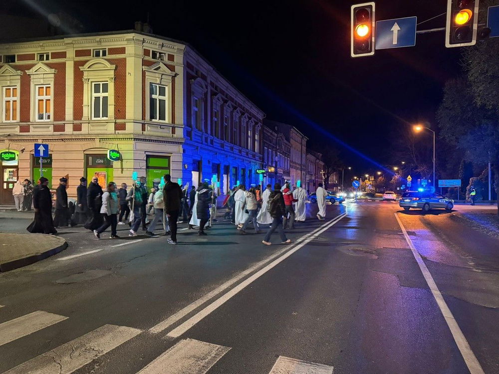 zdjęcie: Policja zabezpiecza cmentarze i przypomina o zasadach / fot. KPP Świebodzin
