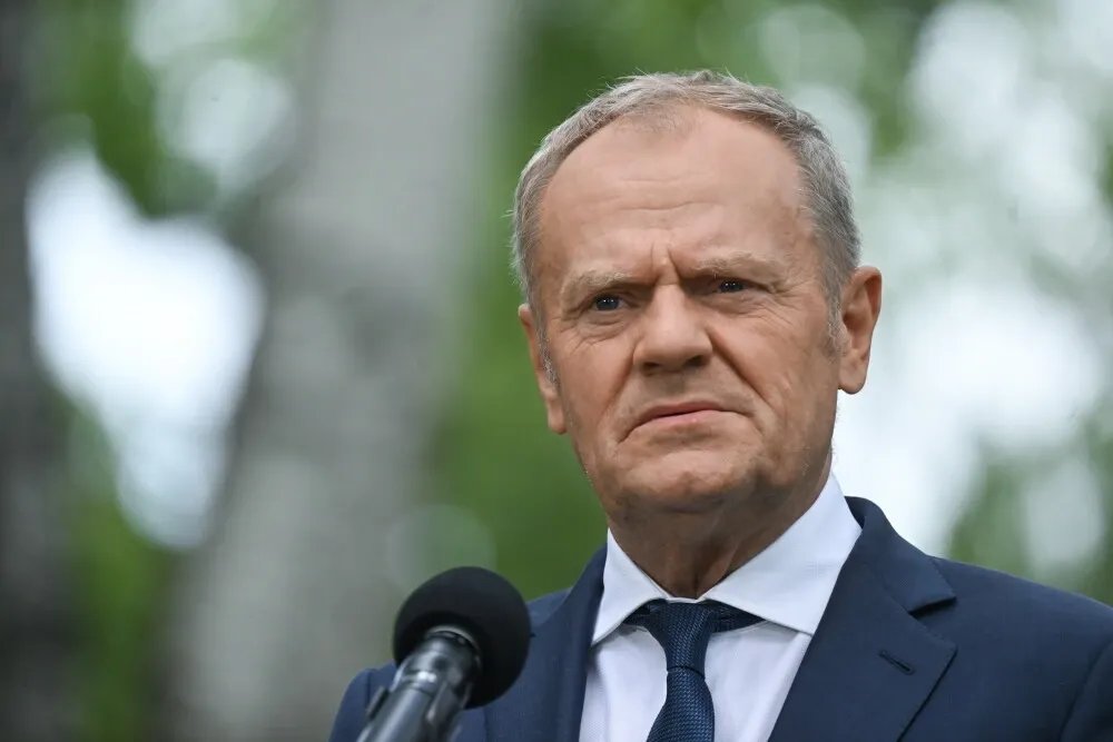 zdjęcie: Tusk: premier Węgier zapewnił, że będzie robił wszystko, aby pomóc poszkodowanym w wypadku autokaru / Warszawa, 13.08.2026. Premier Donald Tusk podczas konferencji prasowej w Kancelarii Prezesa Rady Ministrów w Warszawie, 13 bm. Premier potwierdził, że wyraził warunkową zgodę na odejście z rządu Macieja Berka i jego kandydowanie do Trybunału Konstytucyjnego. (mr) PAP/Piotr Nowak